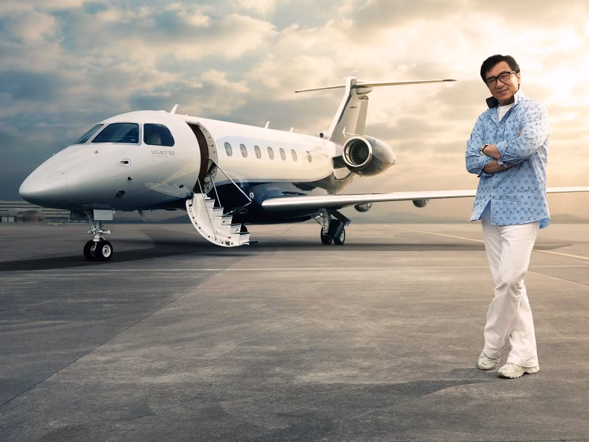 Thành Long là đại sứ tập đoàn Không gian Vũ trụ Embraer của Brazil. Ông từng được nhận chiếc Legacy 650 của tập đoàn này vào năm 2012. Mới đây, diễn viên điện ảnh này tiếp tục được nhận thêm chiếc máy bay triệu đô Embraer Legacy 500.