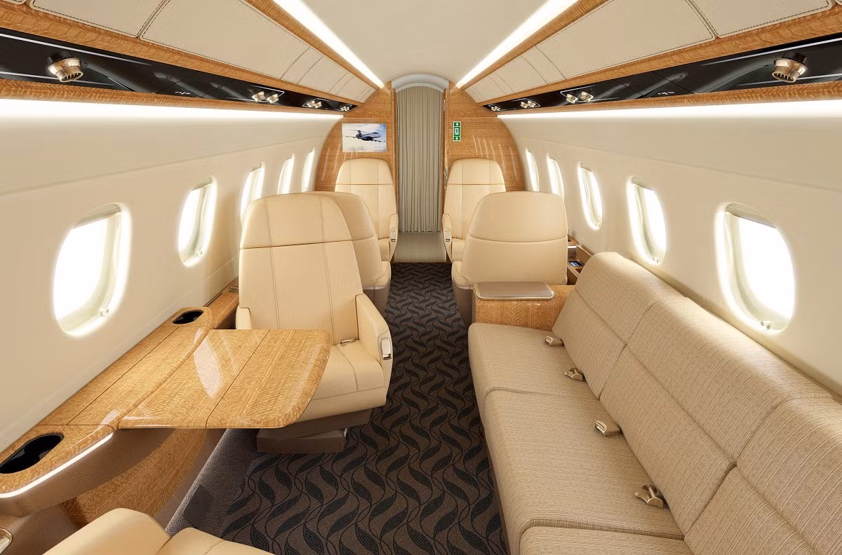 Legacy 500 được trang bị 2 màn hình lớn 19 inch độ nét cao và 9 màn hình cá nhân tại từng chỗ ngồi. Với chiếc máy bay được tặng, Thành Long đã chọn cho mình nội thất màu gỗ sáng.