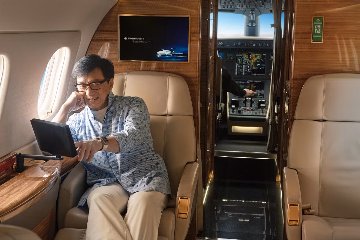 Nội thất bên trong Legacy 500 cũng vô cùng hiện đại. Ghế bành và giường divan được gắn chặt vào sàn có thiết kế phẳng giúp hành khách nghỉ ngơi thoải mái.