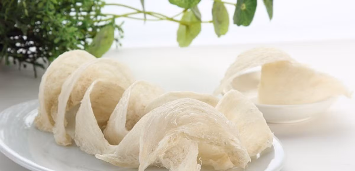 Được xem là "trứng cá muối" của phương Đông, tổ yến chất lượng tốt hiện có giá gần 1.000 USD-1.500 USD/kg bán buôn và 2.500 USD/kg bán lẻ. Tuy nhiên, tổ yến luôn là món ăn đắt giá nhưng được ưa chuộng bậc nhất và thường xuyên "cháy hàng" bởi loại thực phẩm này rất có lợi ích cho sức khỏe. Ảnh: Thuvienboich.