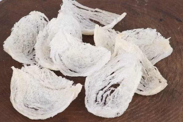 Tổ yến: Tổ yến từ lâu nay luôn nằm trong danh sách quà biếu tặng xa xỉ dịp Tết Nguyên đán. Yến sào là tổ của chim yến, được làm hoàn toàn từ nước bọt chim yến. Tổ yến xưa là sản vật quý dâng vua và chỉ các nhà vương giả mới đủ tiền mua. Đến ngày nay, đây vẫn là thực phẩm bổi bổ đắt đỏ, không phải ai cũng đủ khả năng mua được. Ảnh: Depplus.