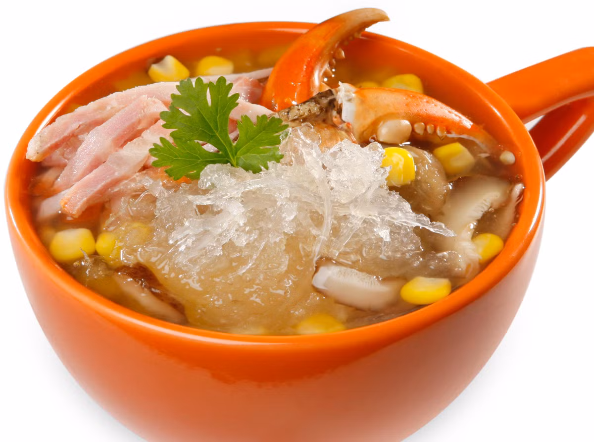 Yến sào có thể được chế biến thành nhiều món như nước yến, huyết yến, chè yến, súp yến. Tổ yến là món "thập toàn đại bổ", có thể thu hoạch nhiều nhất ở Khánh Hòa, nơi chim yến làm tổ nhiều nhất ở Việt Nam. Ảnh: Yenkhanhhoa.