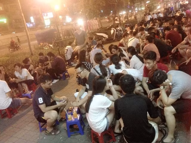 Kinh doanh mát tay, mỗi tháng, Oanh thu về hàng chục triệu đồng lãi ròng. Đỉnh điểm những tháng nắng nóng, số tiền đó lên đến con số 70 – 80 triệu đồng. Cô chủ 9X bật mí, trừ đi các chi phí, tiền bán trà chanh lời khoảng 1.500.000 đồng/đêm; thu nhập còn lại do bán phụ kiện mang về. Ảnh: Tấm Gương.