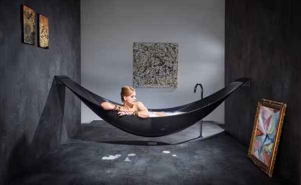 Các nhà thiết kế nội thất đã cho ra đời mẫu bồn tắm độc đáo trong hình dạng của một chiếc võng.