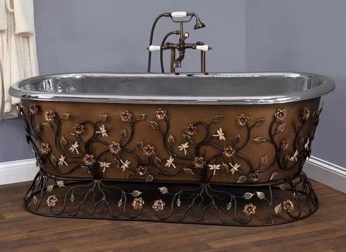 Một chiếc bồn tắm với các hoa văn trang trí bằng kim loại chắc chắn sẽ là một điểm nhấn cực độc đáo và hiếm thấy trong các phòng tắm thông thường.