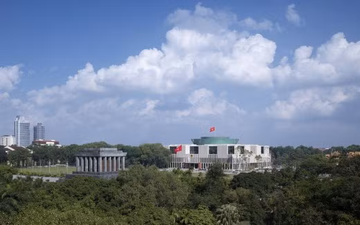 Vật liệu mặt đứng toà nhà là đá tự nhiên màu be sáng, kính và kim loại mầu đồng cũng như chất liệu gỗ. Phần kính lắp đặt bên ngoài toà nhà có màu sắc hài hoà với cảnh quan nhưng vẫn đảm bảo từ bên ngoài nhìn vào khi hệ thống đèn chiếu sáng bên trong không làm lộ các chi tiết.