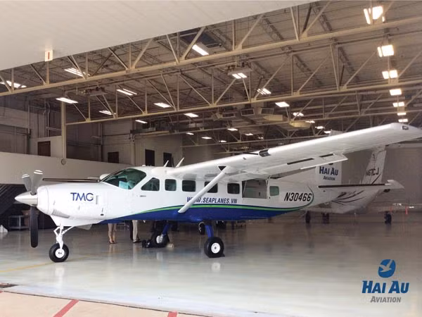 Hai chiếc thủy phi cơ Cessna Grand Caravan EX từ nhà chế tạo máy bay Cessna (Mỹ) đã được bàn giao cho hãng hàng không Hải Âu (Hai Au Aviation, thuộc tập đoàn Thiên Minh vào hồi tháng 6/2014. Giá của mỗi chiếc thủy phi cơ này khoảng 3,2 triệu USD (tương đương 72 tỷ đồng). Trong hình là một trong hai chiếc thủy phi cơ tiền tỷ. Ảnh: Người Lao Động.
