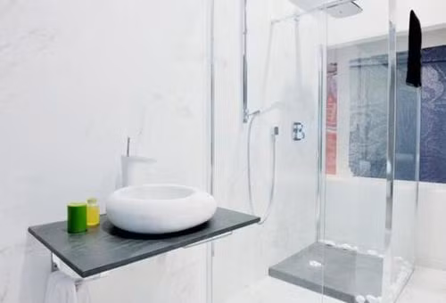 Vách ngăn bằng kính: Vách ngăn bằng kính vừa giúp phân chia khu vực tắm rửa và vệ sinh riêng biệt, hợp lý, vừa giúp cho phòng tắm không bị cảm giác chật chội như dùng vách ngăn thông thường. Bên cạnh đó, thiết kế phòng tắm với vách kính còn giúp cho không gian đẹp và sang trọng hơn.