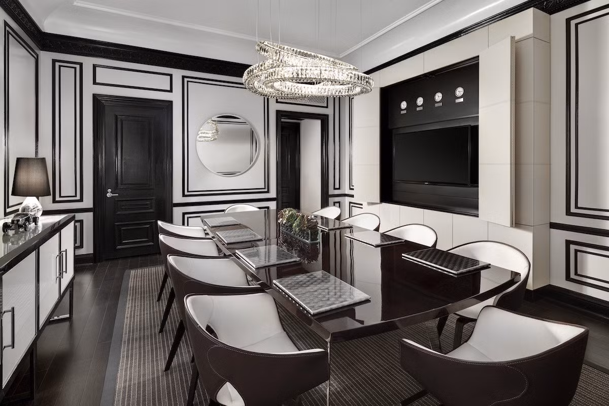 Phòng VIP độc đáo này là thành quả hợp tác giữa hãng Bentley Motors với St. Regis Hotels &amp; Resorts. Điểm độc đáo của căn hộ chính là những đường cong, bố cục, thiết kế được lấy cảm hứng từ dòng xe Bentley Continental GT, nhiều đồ nội thất được chế tác thủ công bởi những người thợ tài hoa của Bentley ở Crewe (Anh quốc).