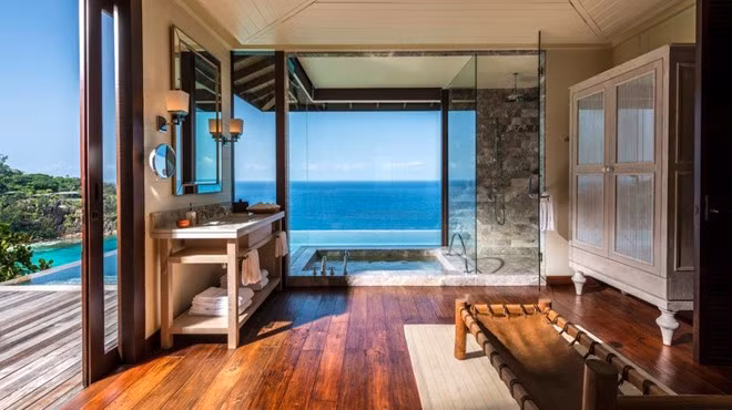 Khu nghỉ dưỡng Four Seasons, đảo Mahe, Seychelles: Tại các biệt thự Serenity của Four Seasons, bạn có thể thư giãn trong nhà tắm rộng 32 m2 ốp gỗ, với bồn tắm cẩm thạch và vòi sen cỡ lớn.