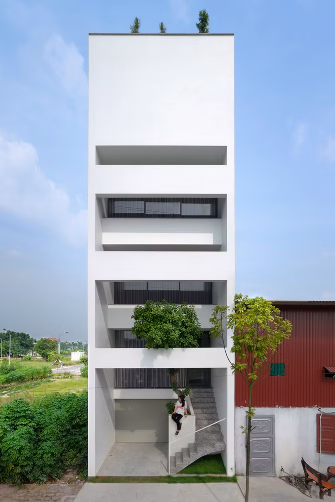 “Nhà trong cây” nằm trong một vùng đất nhỏ hẹp, được chia với diện tích 5x15 (m) ở thị xã Từ Sơn, Bắc Ninh, Việt Nam.