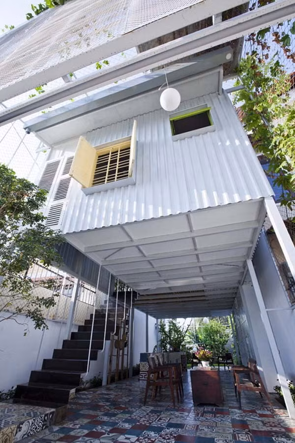 Nhà container ở Thuận An, Bình Dương: Ngôi nhà độc đáo với kết cấu mới lạ này “mọc lên” giảm thiểu tác động tới khu đất, đảm bảo cảnh quan xanh và dễ xây dựng.