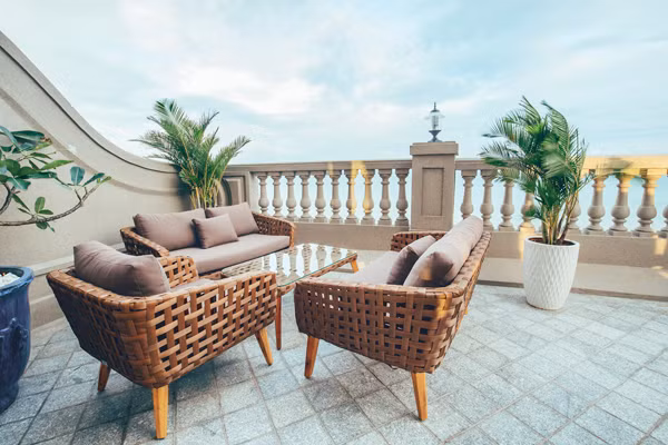 Sân thượng thoáng đãng, trang bị bộ bàn ghế để các thành viên trong gia đình ngồi thư giãn, ngắm cảnh từ trên cao.