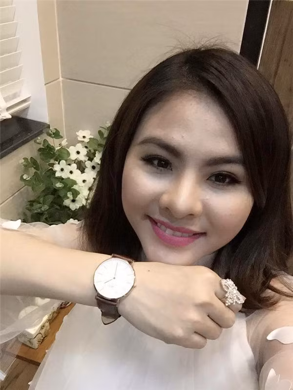 Vân Trang hạnh phúc khoa món quà được ông xã tặng trên trang cá nhân.