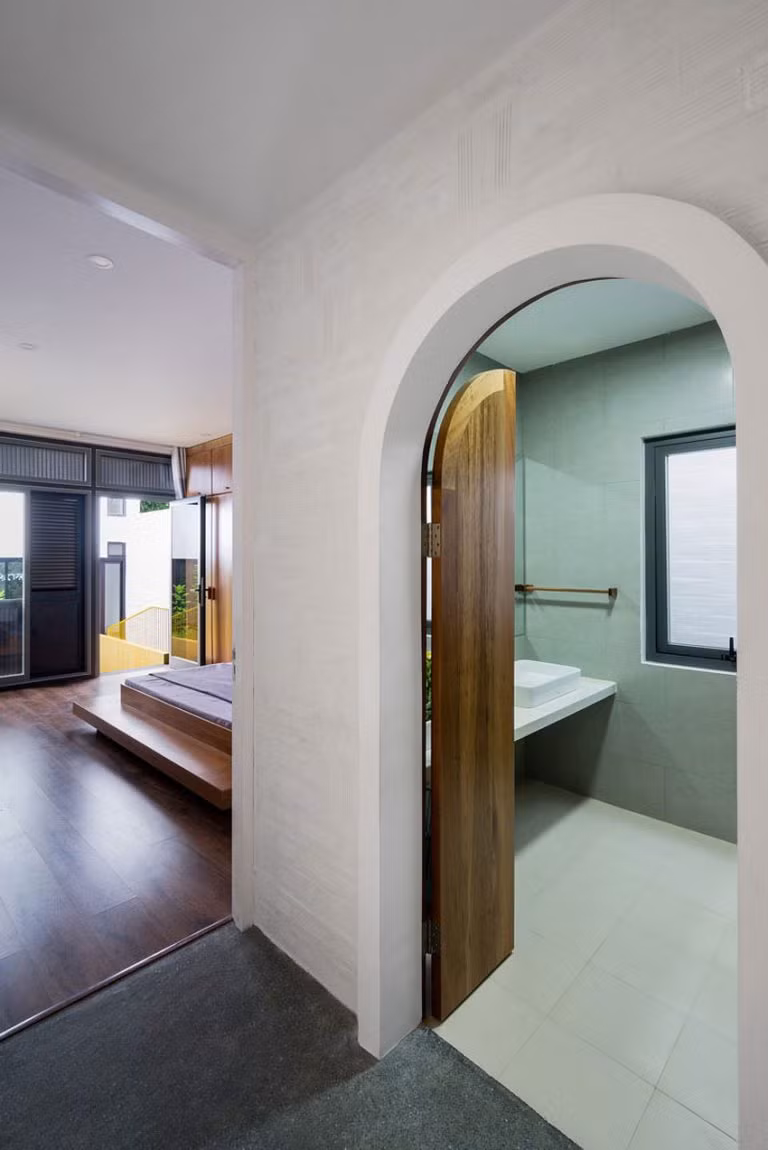 Bên cạnh phòng ngủ là phòng tắm