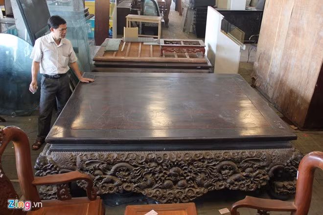 Chiếc sập cổ được trả 1,5 tỷ không bán: Chiếc sập cổ bằng gỗ trắc được ông Thưởng, một chủ buôn đồ cũ tại Đông Anh, Hà Nội mua từ một gia đình người nước ngoài đang sinh sống ở Hà Nội với giá chỉ 310 triệu đồng. Ảnh: Zing.