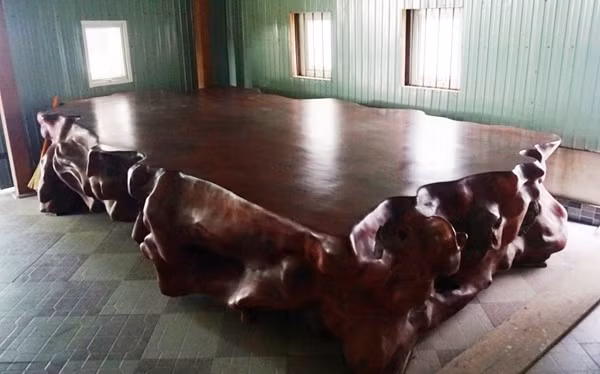 Bộ ngựa tiền tỷ của đại gia Hà Tĩnh: Có người cho rằng bộ ngựa của một đại gia ở thị xã Kỳ Anh (Hà Tĩnh) là “khủng” nhất Việt Nam. Theo đại gia T., bộ ngựa được ông mua cách đây 4 năm, từ rừng Lào, với giá hơn 40 nghìn USD. Đây là bộ ngựa được làm từ phần thân sát gốc của cây Kate (Việt Nam gọi là gụ, gõ đỏ) siêu cổ thụ nguyên khối. Ảnh: Lao Động.