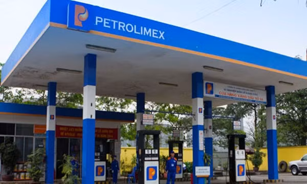 Tại Đại hội đồng cổ đông thường niên 2016, cổ đông Petrolimex đã nhất trí thông qua phương án trả lương, thù lao thành viên HĐQT, Ban kiểm soát năm 2016, dự kiến hơn 7,6 tỷ đồng. Với phương án chi trả này, bình quân mỗi sếp Petrolimex sẽ nhận khoảng 586 triệu đồng/năm, mức cao hơn so với năm ngoái. Ảnh: Baoventd.