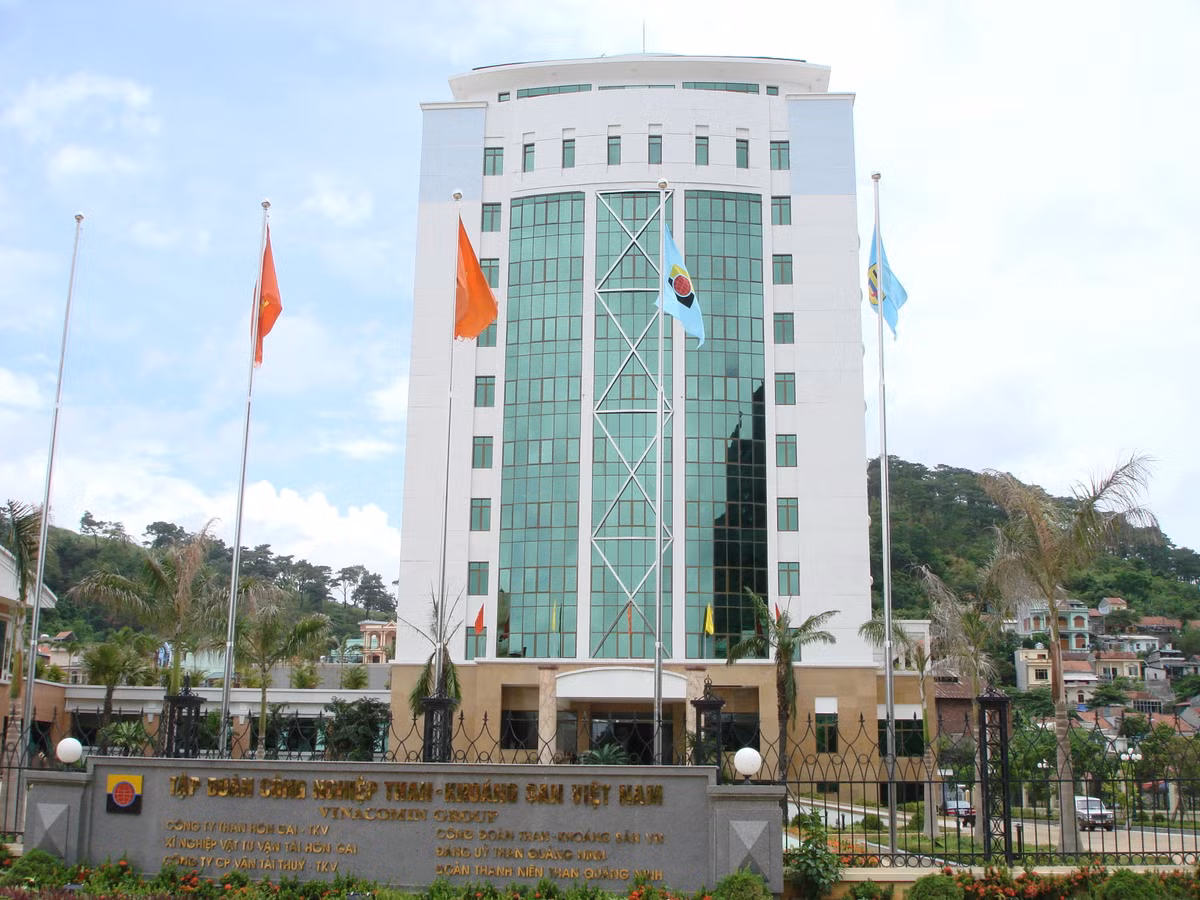 Không riêng lĩnh vực ngân hàng, nhiều doanh nghiệp nhà nước cũng trả lương khá cao cho các vị trí lãnh đạo. Chẳng hạn, dàn lãnh đạo cấp cao của Tập đoàn Công nghiệp Than - Khoáng sản Việt Nam (TKV) có thu nhập bình quân khoảng 41-52 triệu đồng/tháng, tương đương mức 2.000 USD. Trong đó, Chủ tịch Hội đồng quản trị tập đoàn là ông Lê Minh Chuẩn có thu nhập 626 triệu đồng, tương ứng 52,2 triệu đồng/tháng. Ảnh: Tapchitaichinh.