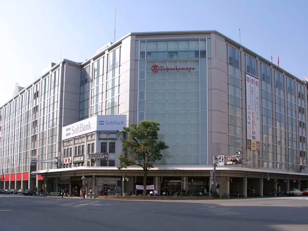 Takashimaya - Kyoto, Nhật Bản: Trở lại vào năm 1831, Takashimaya chỉ là một cửa hàng kimono đơn thuần. Hiện nay nơi này đã trở thành tổ hợp buôn bán tại Kyoto, Nhật Bản. Tòa nhà 8 tầng kinh doanh đủ mặt hàng thời trang, làm đẹp và thực phẩm.