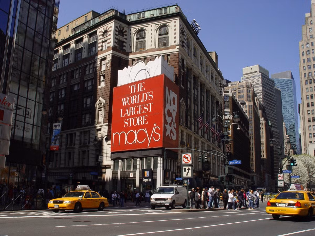 Macy's - New York, Mỹ: Cửa hàng Macy's tọa lạc trên Herald Square của thành phố New York được thành lập vào năm 1858 (như một cửa hàng đồ khô nhỏ), và là cửa hàng bách hóa lớn nhất thế giới kể từ năm 1924 đến năm 2009.