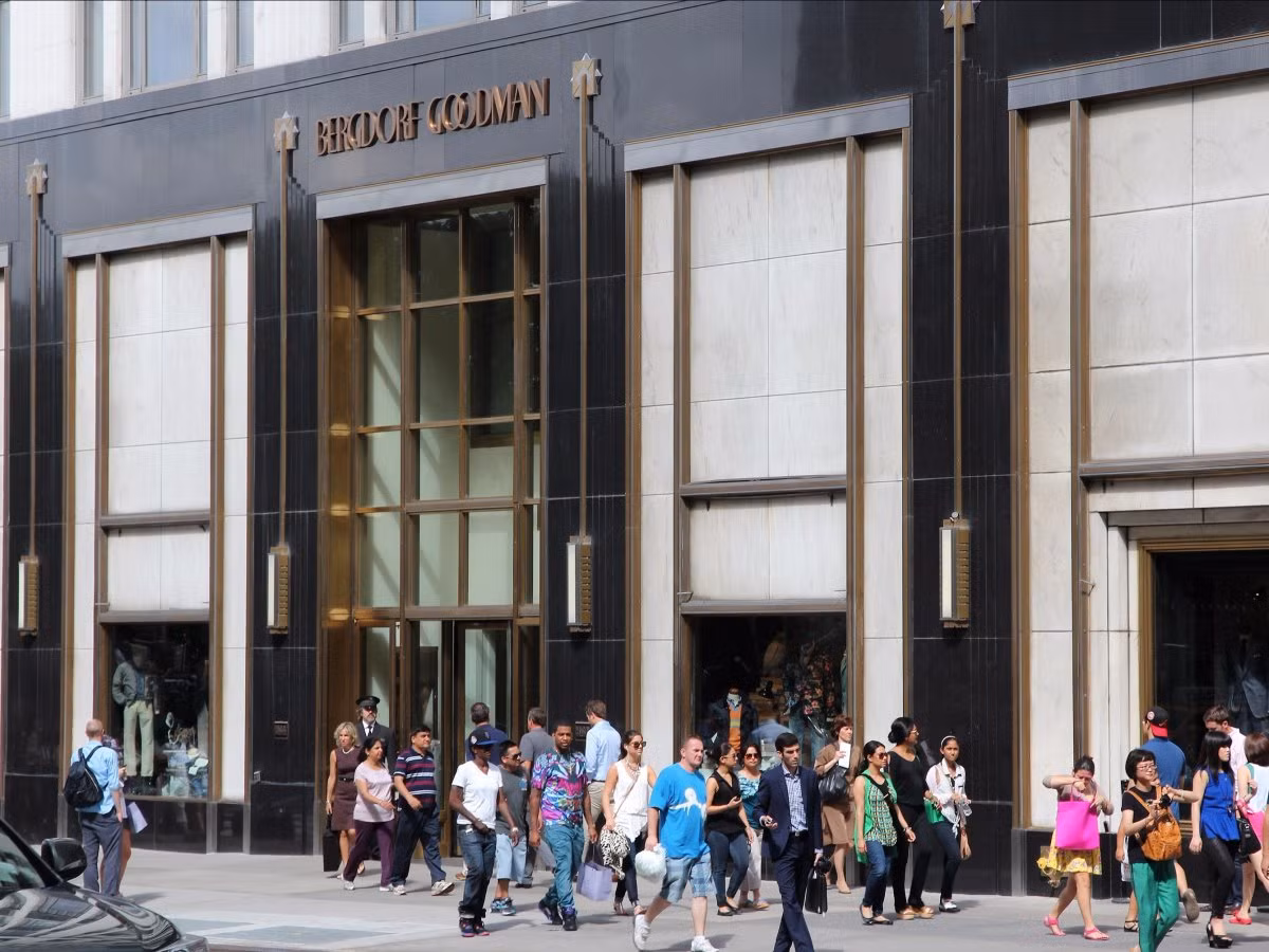 Bergdorf Goodman - New York, Mỹ: Biểu tượng của New York, tòa nhà 8 tầng Bergdorf Goodman, tọa lạc tại Fifth Avenue. Nơi đây chuyên bán quần áo thời trang và hàng hóa cao cấp, bao gồm cả nhà hàng và quán cà phê.