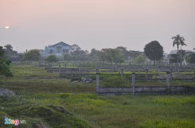 Cách địa phận quận Nam Từ Liêm khoảng 15 km, đứng trên cầu Phùng có thể quan sát rõ khu nghỉ dưỡng bỏ hoang này. Theo thiết kế ban đầu, dự án Cẩm Đình - Hiệp Thuận phân thành nhiều khu, bao gồm nhà vườn sinh thái, tái định cư, công trình công cộng, thương mại và dịch vụ… Mật độ xây dựng chung chiếm 8-10%.