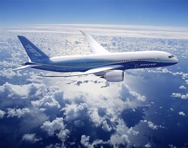 Boeing 787 có khả năng bay quãng đường dài 15.200 km mà không cần phải tiếp nhiên liệu. Được biết, lượng khí thải cũng ít hơn 20% so với các loại máy bay khác.