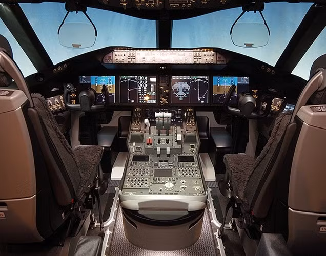 Buồng lái máy bay Boeing 787 rộng rãi, hiện đại.