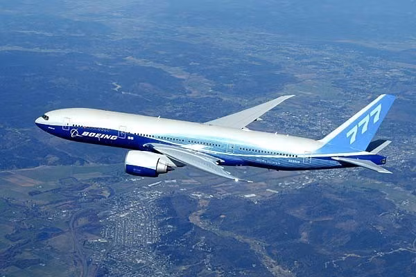 Còn Boeing 777 là dòng máy bay đường dài 2 động cơ thân rộng được phát triển và chế tạo bởi Boeing Commercial Airplanes. Máy bay có sức chứa từ 314 đến 451 hành khách và có tầm bay từ 9.695 tới 17.372 km.
