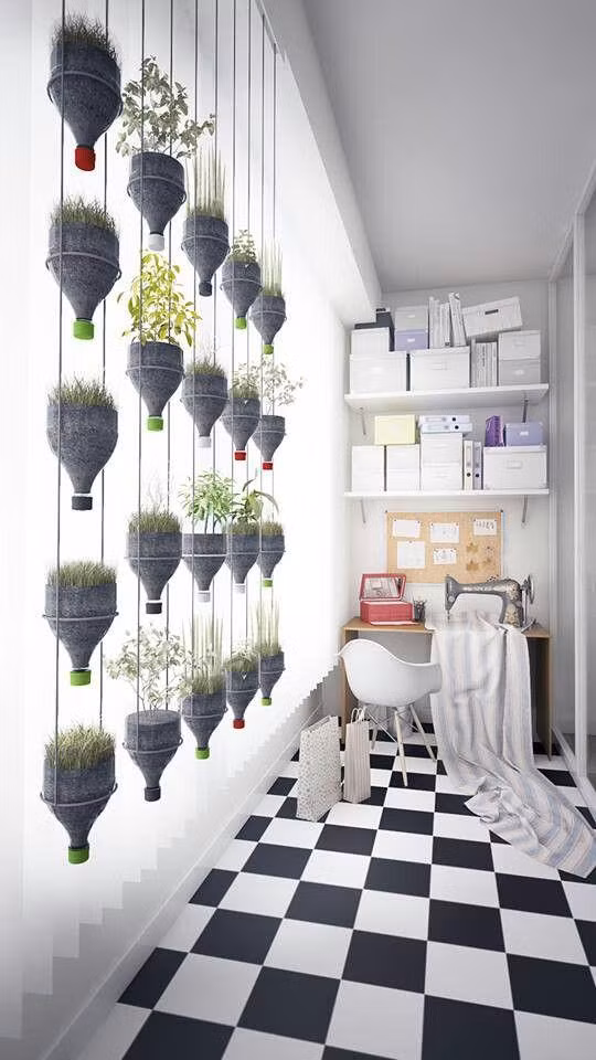 Bạn cũng có thể tận dụng những vỏ chai nhựa và những sợi dây thép để làm một khu vườn treo độc đáo như trong hình.