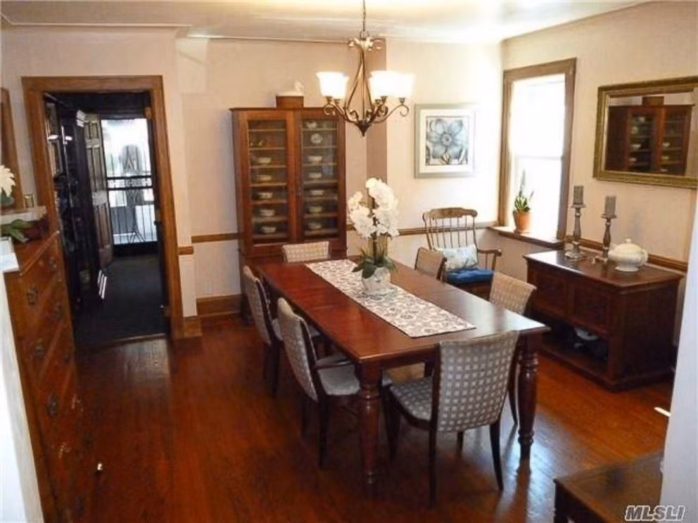Theo CNN, căn nhà này nằm ở số 85-15 Wareham Place thuộc khu Jamaica Estates, quận Queens, New York.