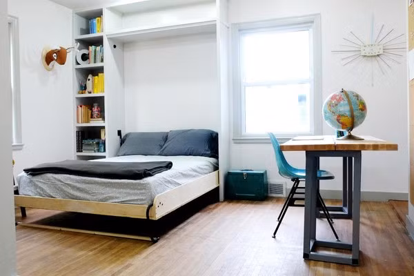 Ngoài ra, bạn cũng có thể sử dụng kiểu giường ngủ ẩn. Chiếc giường có thể gấp gọn vào mặt tường là thiết kế rất đáng tham khảo cho những phòng ngủ nhỏ. Sau khi sử dụng xong, bạn chỉ cần vài thao tác là đã giấu gọn được chiếc giường vào tường, trả lại không gian thoáng đãng cho căn phòng.