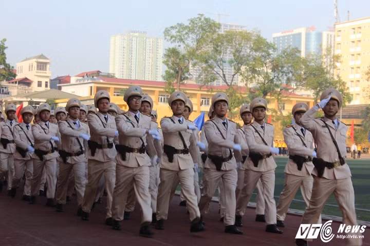 Cuối lễ khai giảng, hàng trăm học viên, cán bộ Học viện An Ninh Nhân dân đã tiến hành diễu binh hoành tráng.