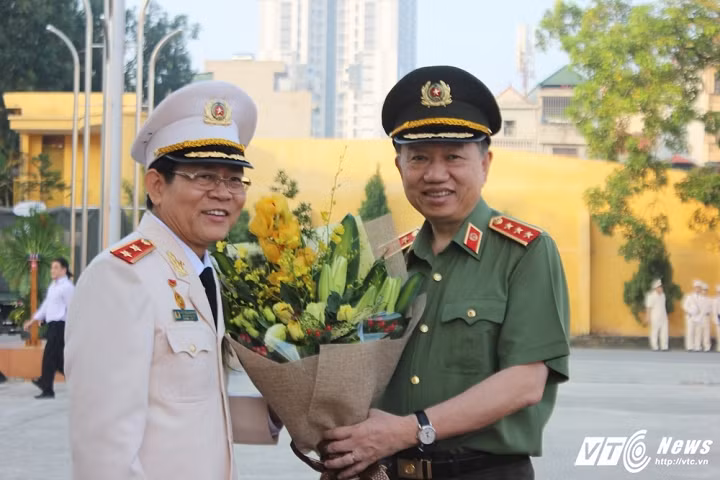 Trong lễ khai giảng của Học viện An ninh nhân dân, màn trình diễn võ thuật và đánh trống hội của hàng trăm học viên đã nhận được sự cổ vũ nồng nhiệt từ các khán giả. Cũng trong ngày 17/10, Học viện An ninh nhân dân vinh dự được Chủ tịch nước trao tặng Huân chương Quân công hạng Nhất ghi nhận những công lao, đóng góp của nhà trường trong sự nghiệp xây dựng và bảo vệ Tổ quốc. Ảnh: Trung tướng, GS.TS Nguyễn Văn Ngọc (Giám đốc Học viện An ninh nhân dân) tặng hoa Thượng tướng Tô Lâm (Bộ trưởng Bộ Công an) trong lễ khai giảng.