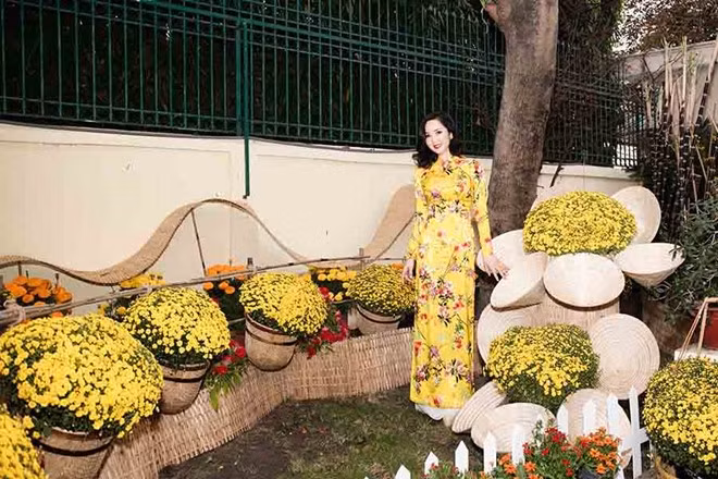 Mỹ nhân sinh năm 1971 diện áo dài màu vàng nền nã hoạ tiết hoa lá hóa thân thành thiếu nữ gốc Sài thành. Ảnh: Zing.