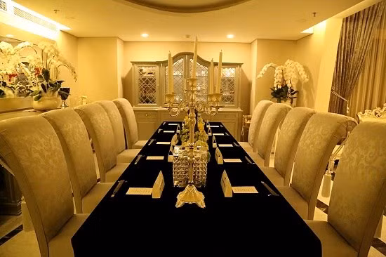 Mọi thứ trong phòng khách được bày biện gọn gàng, sang trọng chẳng khác gì một nhà hàng hạng sang. Ảnh: Công lý.