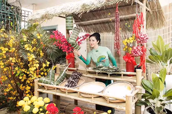 Giáng My tự lên ý tưởng bày trí không gian sống đậm chất cổ truyền. Hoa hậu thiết kế bối cảnh chợ hoa và gian hàng nhỏ tại cổng ra vào căn nhà. Quầy hàng bằng tre và những vật dụng dân gian rất gần gũi. Ảnh: Zing.