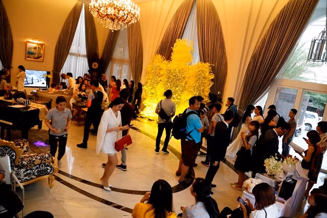Buổi họp báo diễn ra ngay tại phòng khách. Không gian này ấn tượng với những cửa lớn, đèn chùm rực rỡ và đàn piano. Ảnh: Zing.