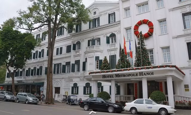 Khách sạn Sofitel Legend Metropole Hà Nội được xây dựng vào năm 1901 và từng tiếp đón các vị đại sứ, nhà văn, chính khách quốc gia. Khách sạn tọa lạc tại trung tâm Hà Nội và có kiến trúc Pháp tuyệt đẹp. Khách đặt phòng tại đây được tham quan hầm trú bom bên dưới khách sạn.