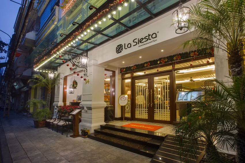 Hồi tháng 1/2016, tạp chí du lịch nổi tiếng Trip Advisor (Mỹ) cũng xếp hạng top 10 khách sạn tốt nhất thế giới 2016, trong đó có một khách sạn Việt Nam là Hanoi La Siesta Hotel and Spa.