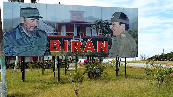  Ngôi nhà nơi lãnh tụ Cuba Fidel Castro sinh sống thời niên thiếu đã được tái hiện lại trong một bảo tàng ở Biran, Mayarí, tỉnh Holguín, Cuba. Phí vào thăm ngôi nhà trong bảo tàng này là 10 USD/người.