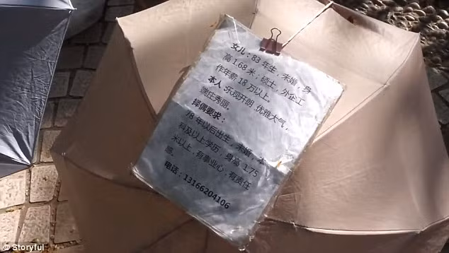 Tại chợ, các phụ huynh treo những mảnh giấy ghi đầy đủ thông tin từ chiều cao, công việc, thu nhập, nền tảng giáo dục cho tới tính cách của con em mình.