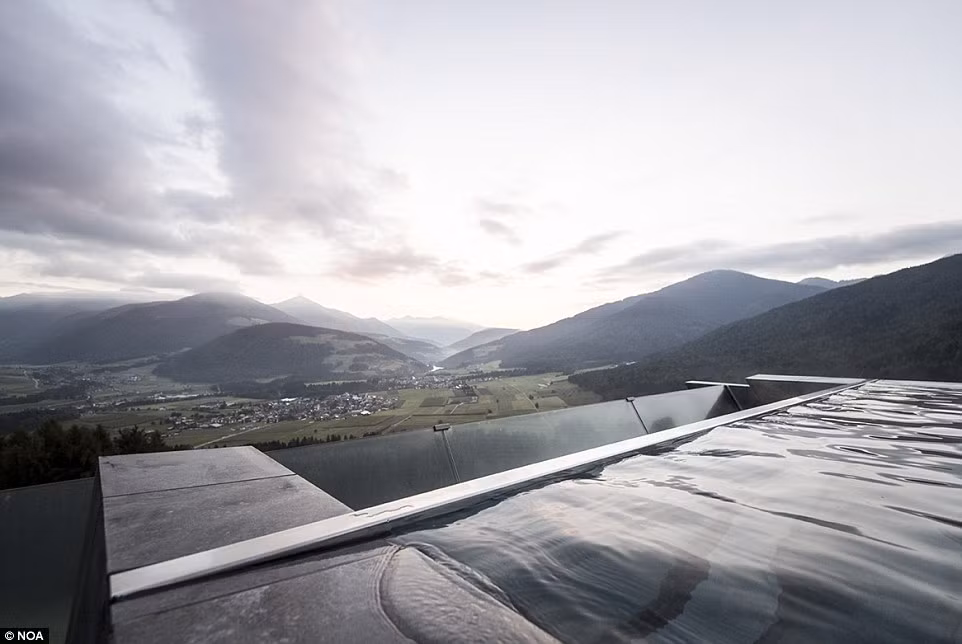 Từ bể bơi này, du khách có thể chiêm ngưỡng toàn cảnh dãy núi Dolomites và cảnh quan thiên nhiên xung quanh nó. Ảnh: Daily Mail.