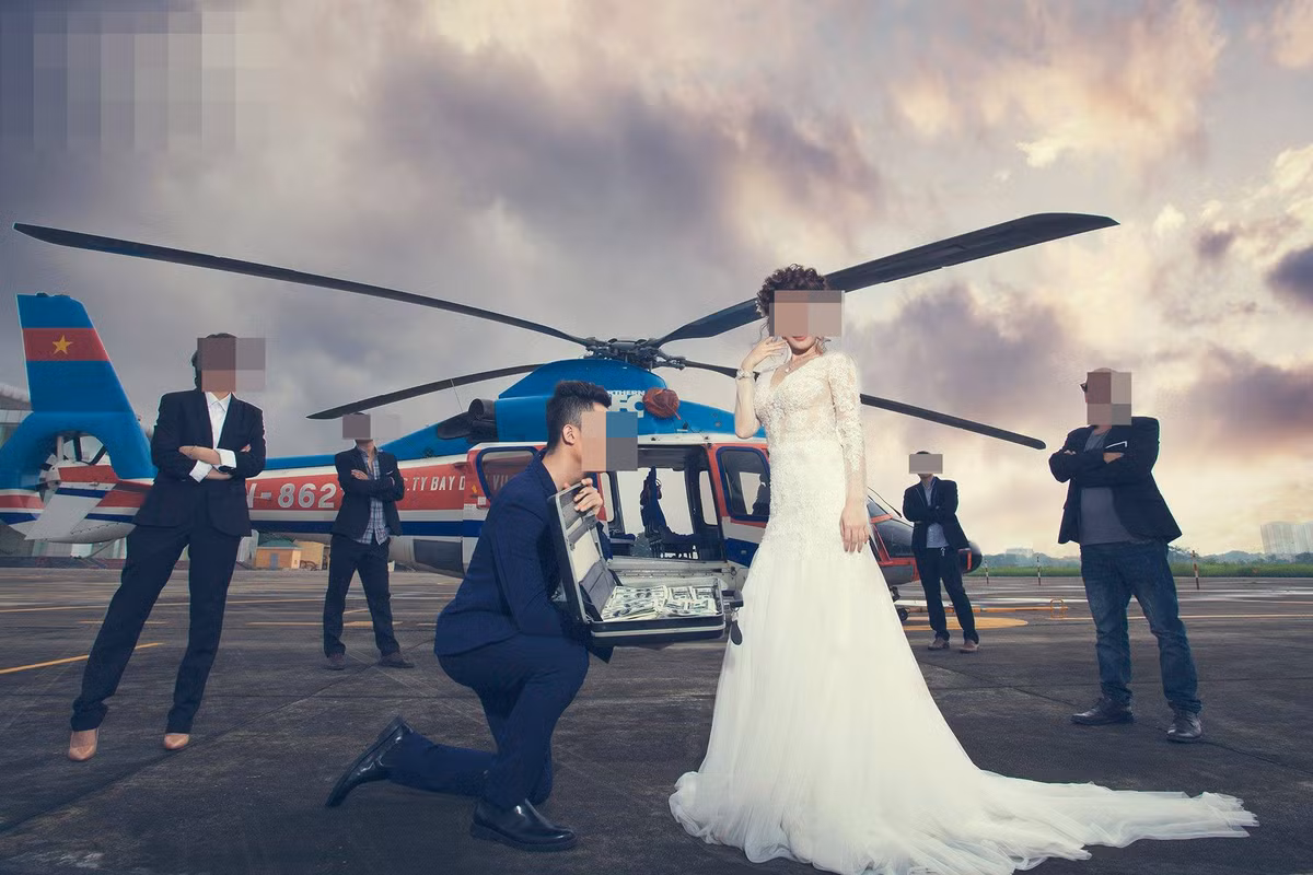 Chi tiết gây sốc nhất bộ ảnh cưới là khi chú rể rải tiền khắp nơi, điều này làm nhiều người liên tiếng đến câu hát “công tử Bạc Liêu đốt tiền cho gái tỏ ra mình giàu”.