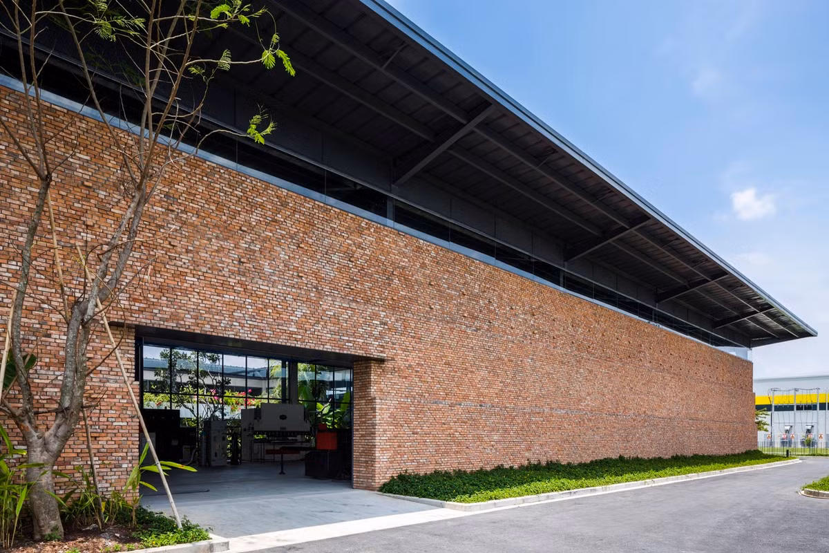 Vật liệu xây dựng nhà máy này chính là gạch cũ lấy từ các công trình bỏ hoang để tiết kiệm chi phí.