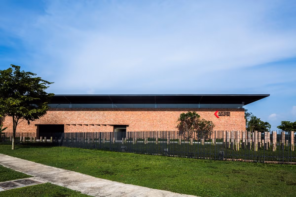 Nằm ở trung tâm của một khu công nghiệp mới tại Bình Dương, nhà máy Katzden Architec được coi là một công trình mang tính biểu tượng, với thiết kế đơn giản nhưng rất ấn tượng.