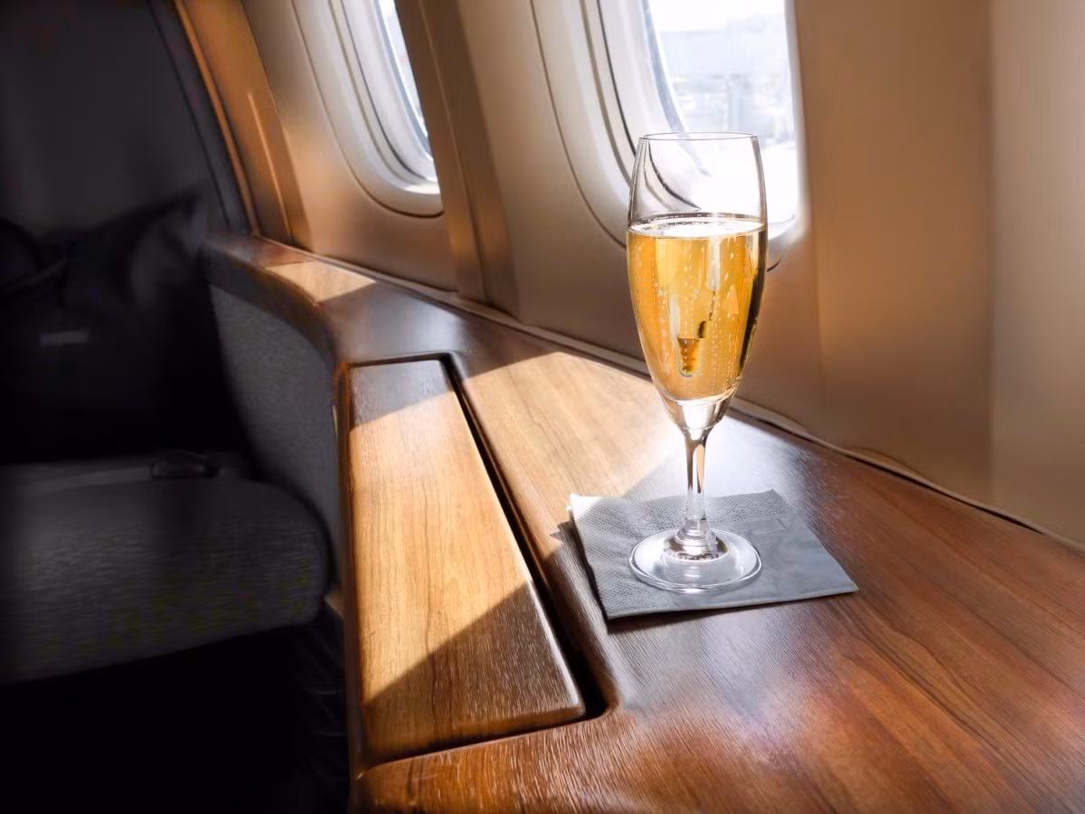 3. Kho rượu cao cấp của hãng Lufthansa: Những hành khách khoang hạng nhất của Lufthansa được thoải mái lựa chọn rất nhiều loại rượu chất lượng cao và hiếm có. Danh sách rượu vang của hãng thay đổi hàng tháng.