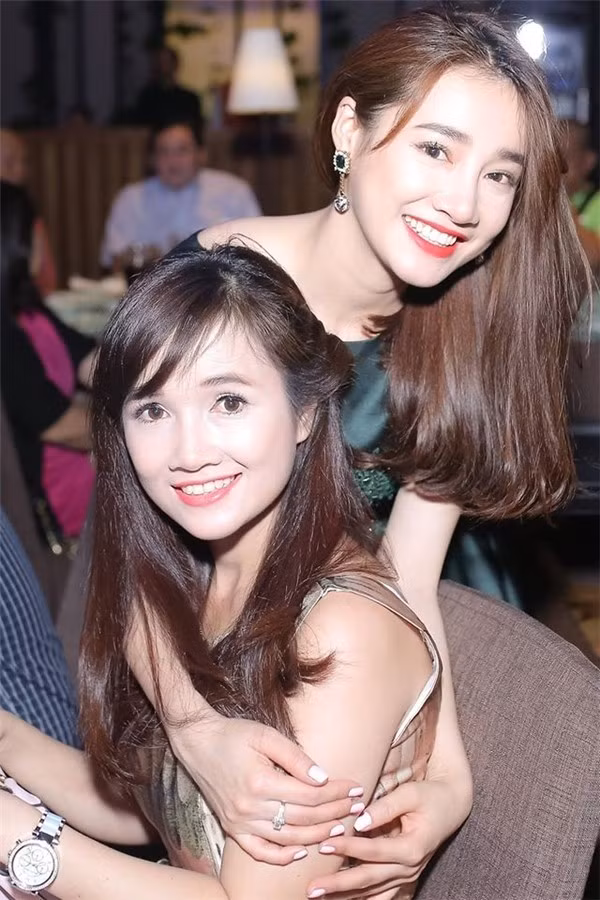 Nhã Phương và chị gái Bích Trâm. Ảnh: NVCC.