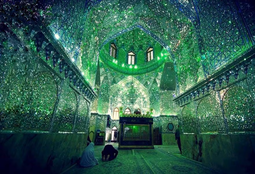 Đây là nơi đặt hài cốt của hai anh em Muhammad và Ahmad, con trai của lãnh tụ tinh thần Musa al-Kadhim triều đại Abbasid, đồng thời cũng có vai trò như một thánh đường Hồi giáo trong vùng.